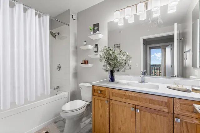 $2,950 | 807 Davis Street, Unit 1308, Evanston, IL 60201