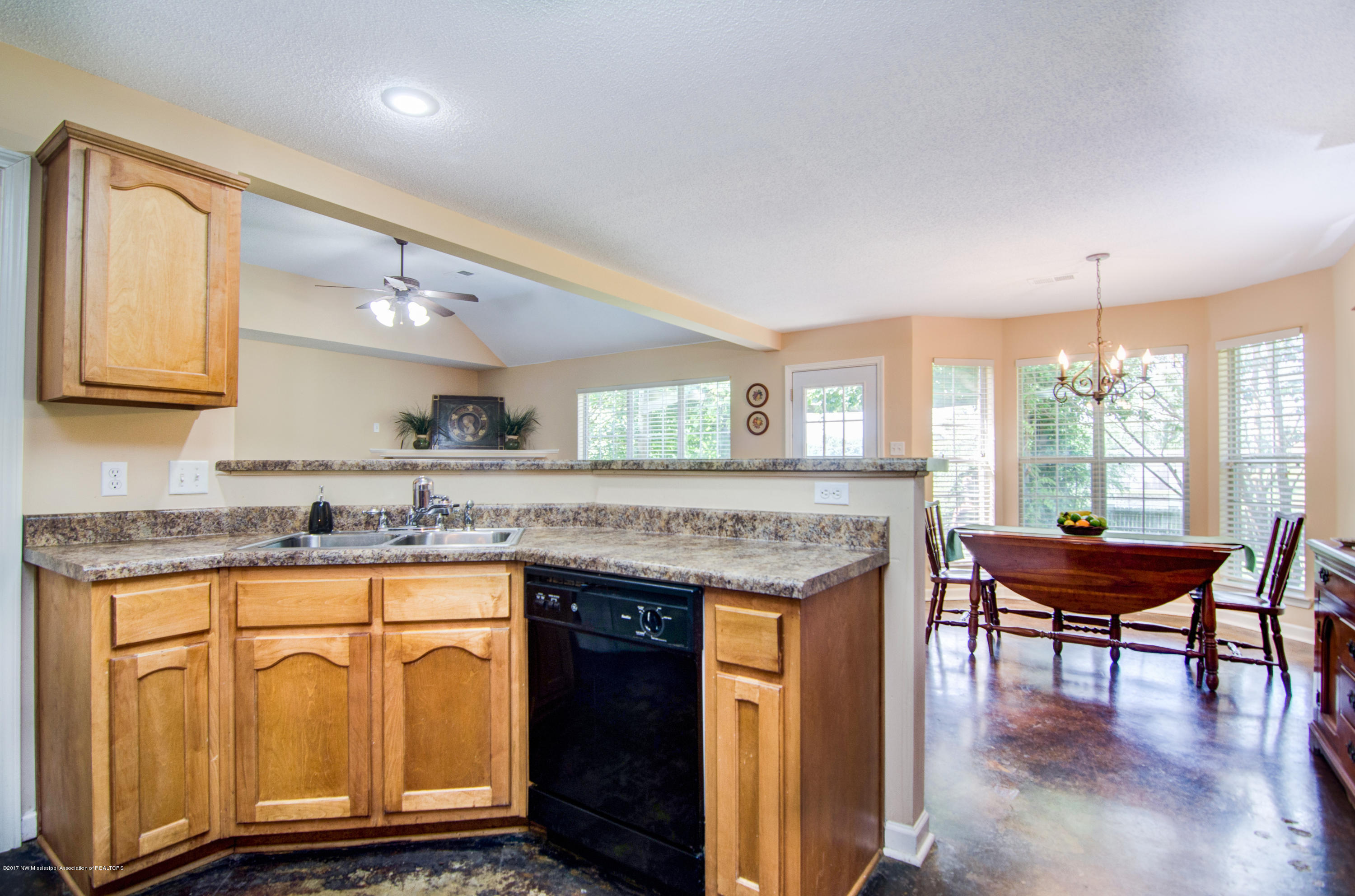 3046 Country Club Road Senatobia, MS 38668 - Photo 9 of 16 3046 Country Club Rd MS -Full-13