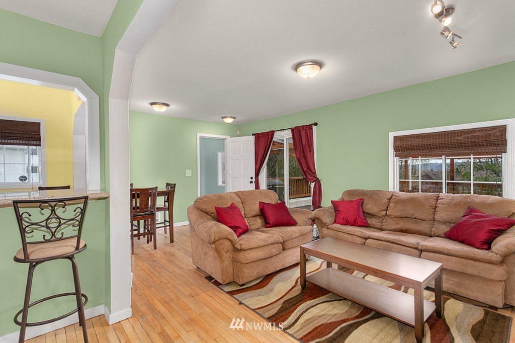 317 Powell Avenue Southwest Renton, WA 98057 - Photo 4 of 17