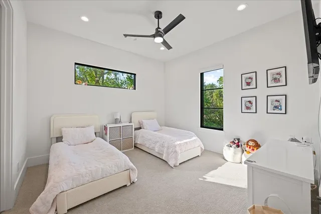 a view of livingroom with furniture