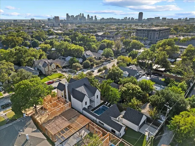 a view of a house with backyard