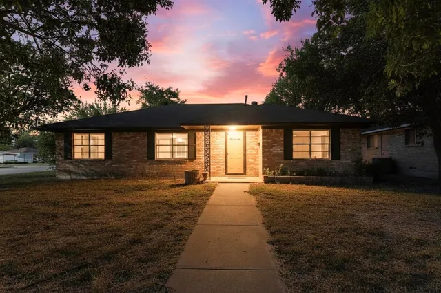 a view of a house with a backyard