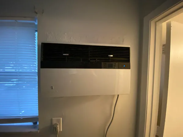 a view of entryway and kitchen