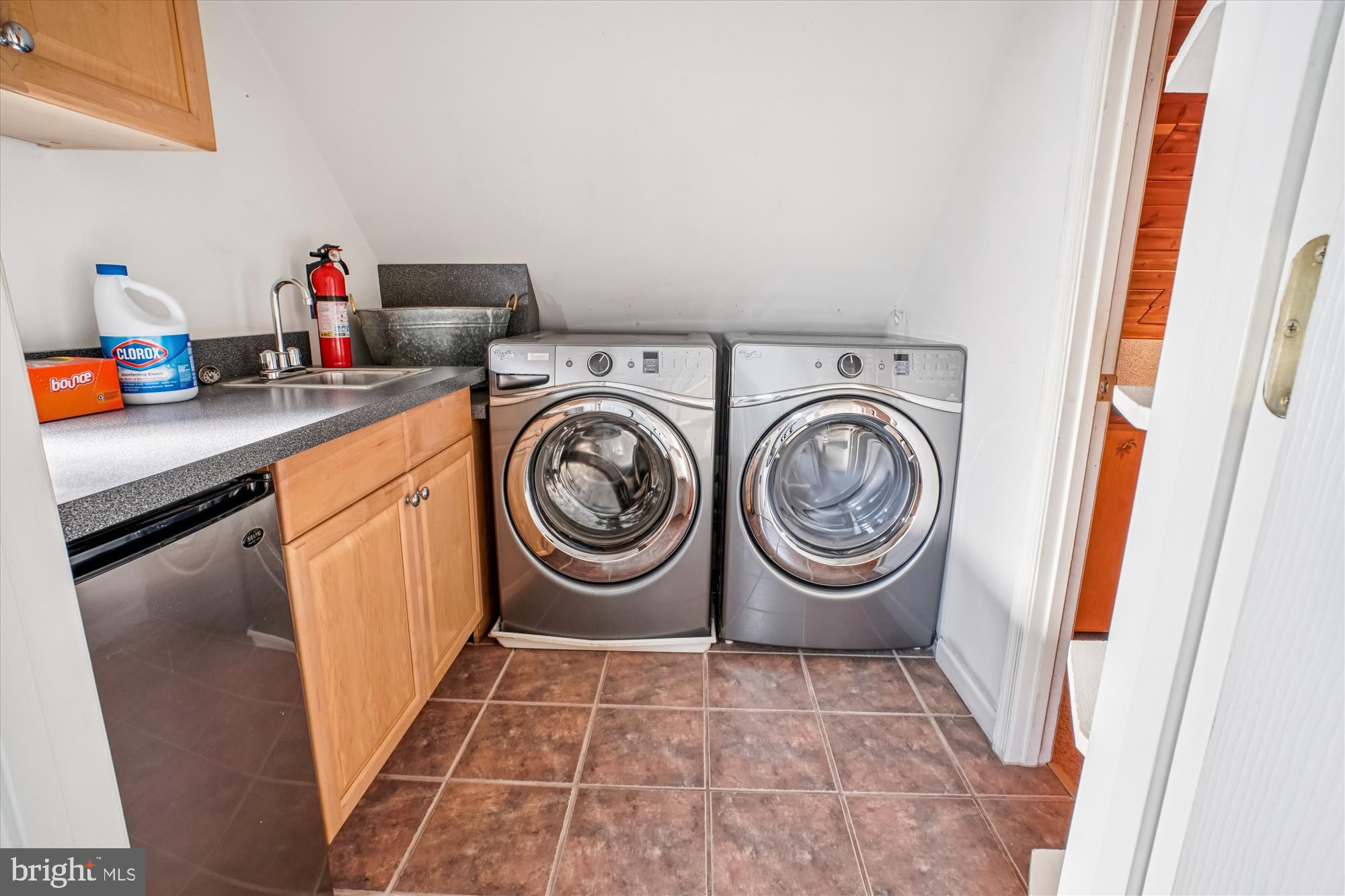 2627 Five Oaks Road Vienna, VA 22181 - Photo 56 of 111 Laundry area