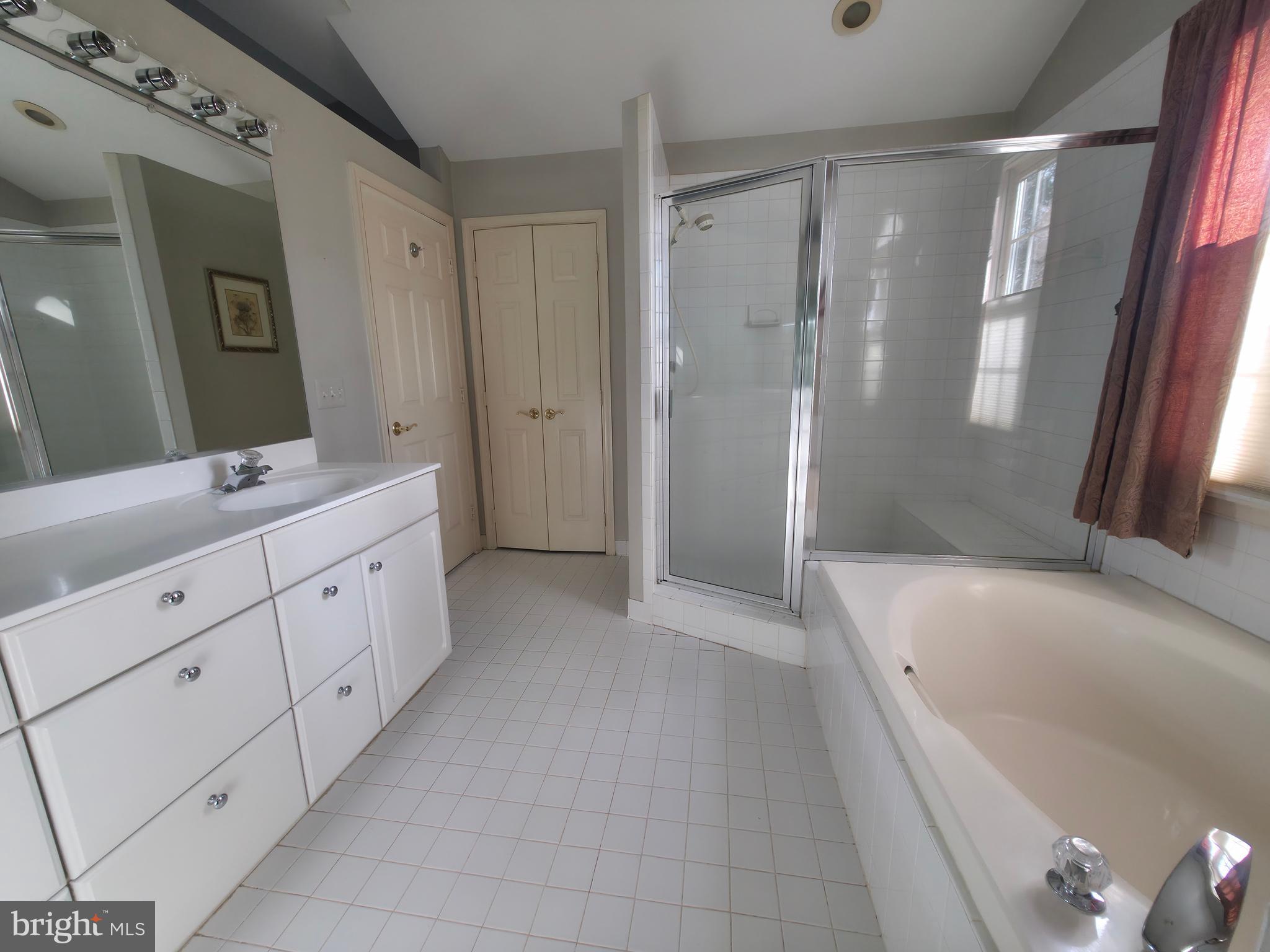 2627 Five Oaks Road Vienna, VA 22181 - Photo 58 of 111 Upstairs bathroom