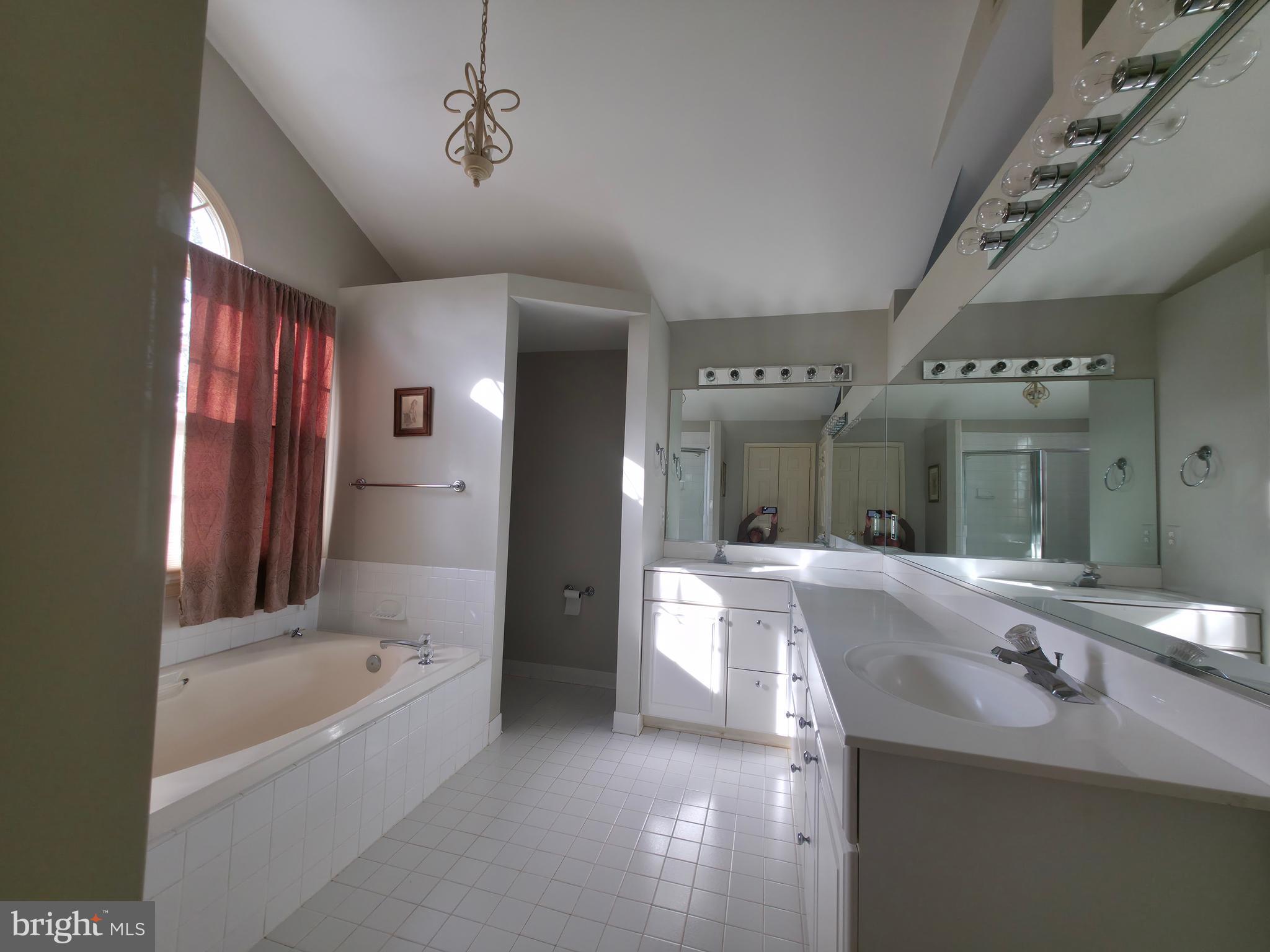 2627 Five Oaks Road Vienna, VA 22181 - Photo 59 of 111 Upstairs bathroom