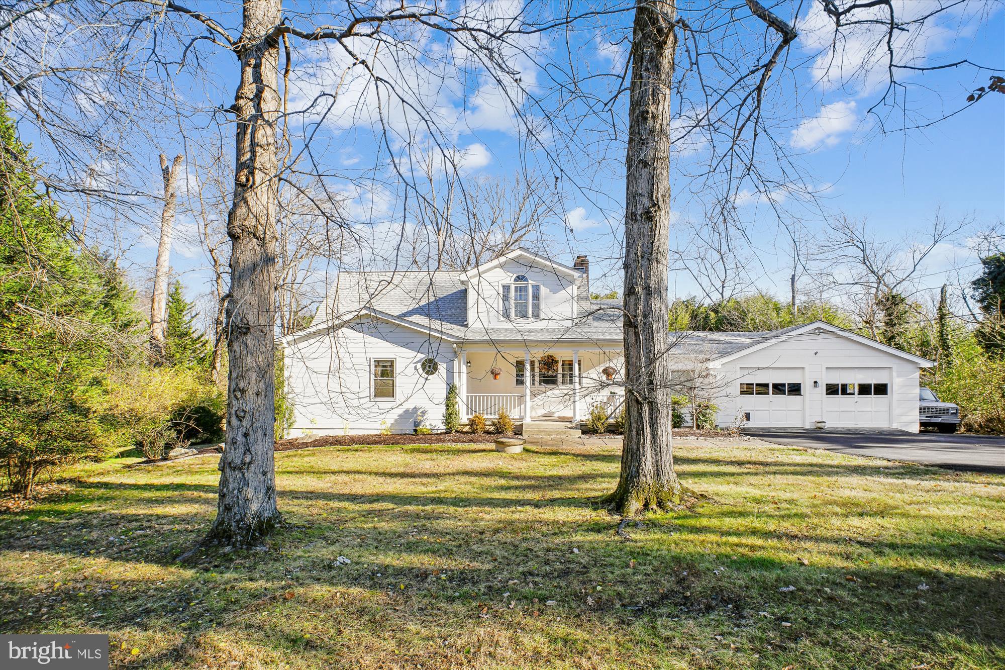 2627 Five Oaks Road Vienna, VA 22181 - Photo 9 of 111 a front view of a house with a yard