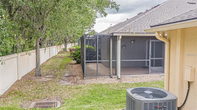 a view of a backyard