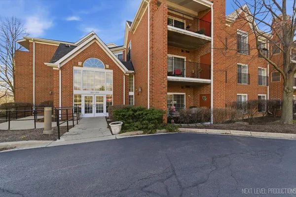 $299,900 | 147 Hunt Club Drive, Unit 147, St. Charles, IL 60174