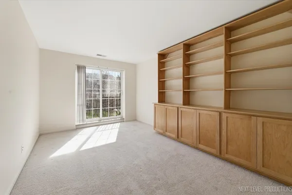 $299,900 | 147 Hunt Club Drive, Unit 147, St. Charles, IL 60174