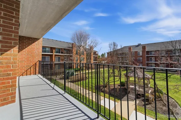 $299,900 | 147 Hunt Club Drive, Unit 147, St. Charles, IL 60174