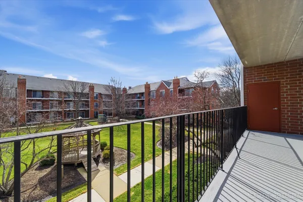$299,900 | 147 Hunt Club Drive, Unit 147, St. Charles, IL 60174