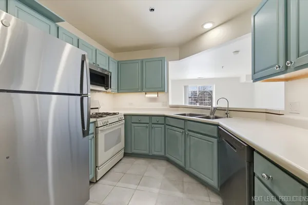 $299,900 | 147 Hunt Club Drive, Unit 147, St. Charles, IL 60174