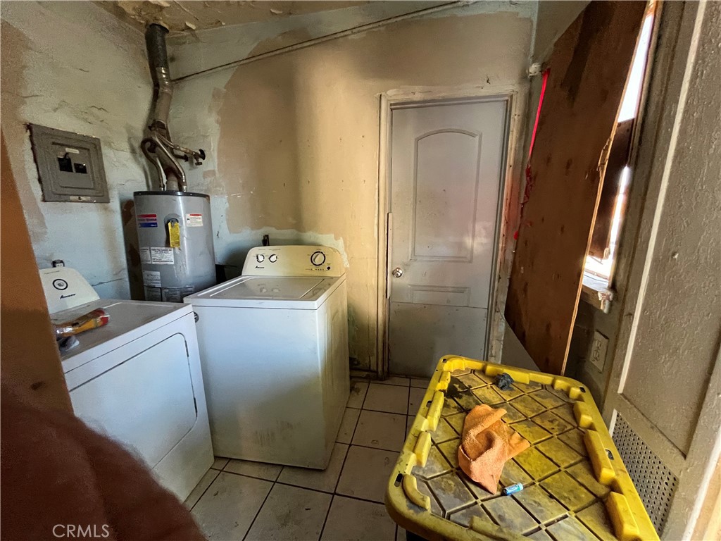 45639 King Street Indio, CA 92201 - Photo 10 of 28 a utility room with dryer and washer