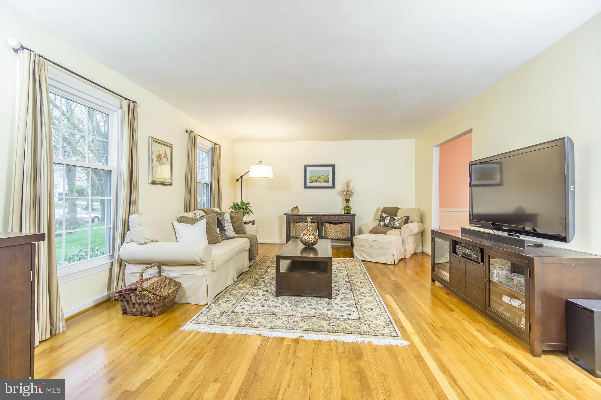 1648 Winding Waye Lane Silver Spring, MD 20902 - Photo 3 of 30 Living Room