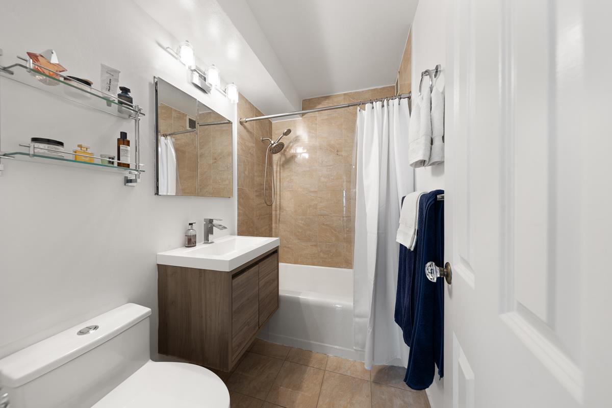 233 East 69th Street, Unit 9J Manhattan, NY 10021 - Photo 6 of 16