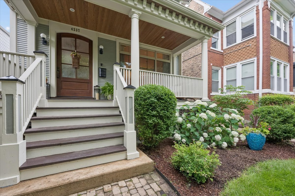 4237 North Wolcott Avenue Chicago, IL 60613 - Photo 3 of 38