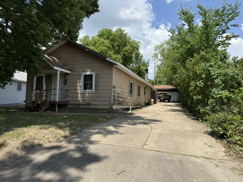 a view of a house with a yard