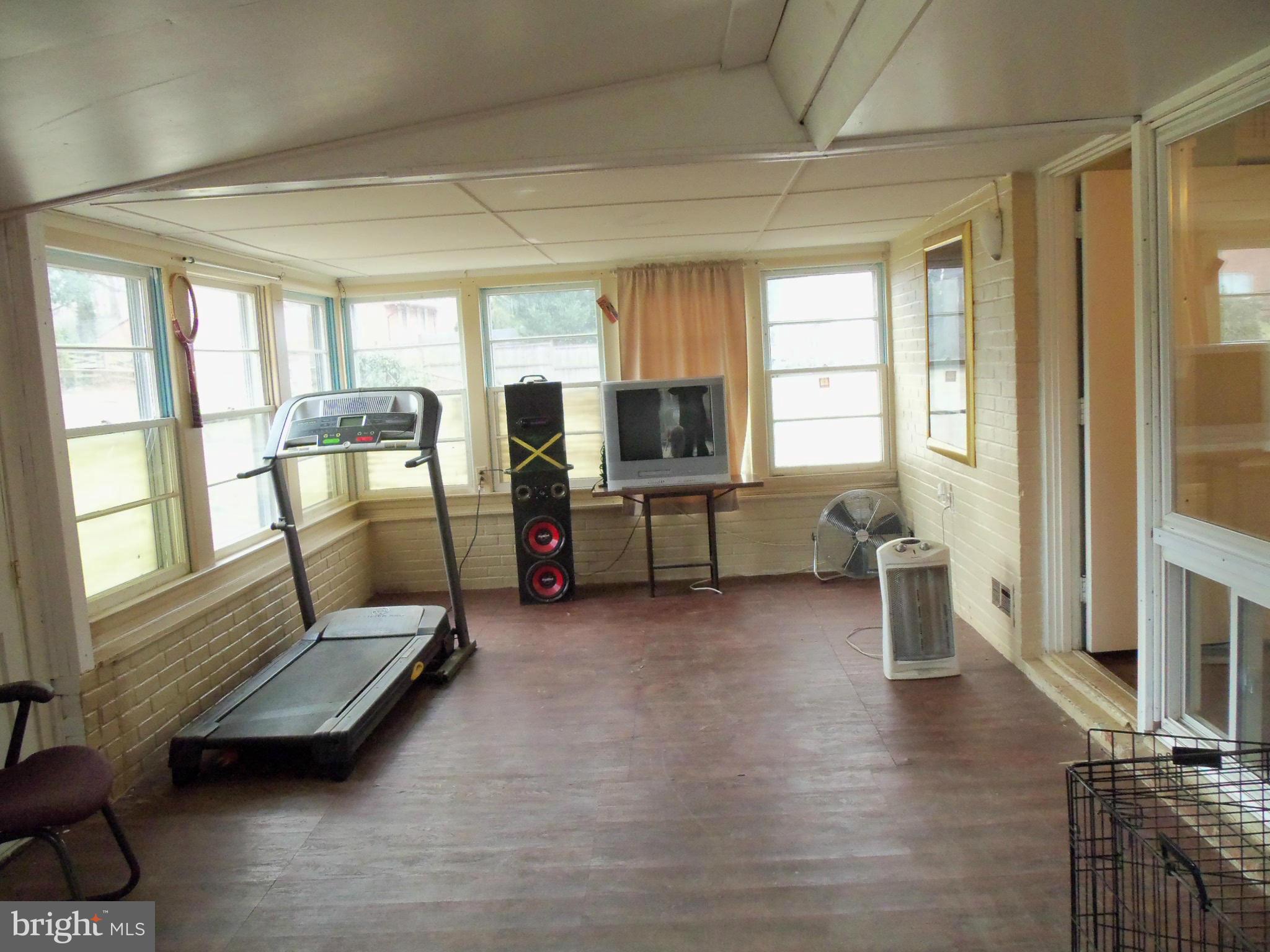 7309 Axton Street Springfield, VA 22151 - Photo 15 of 26 Large Sun Room