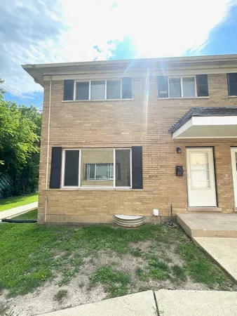 $1,995 | 1721 East Roosevelt Road, Unit 4, Wheaton, IL 60187