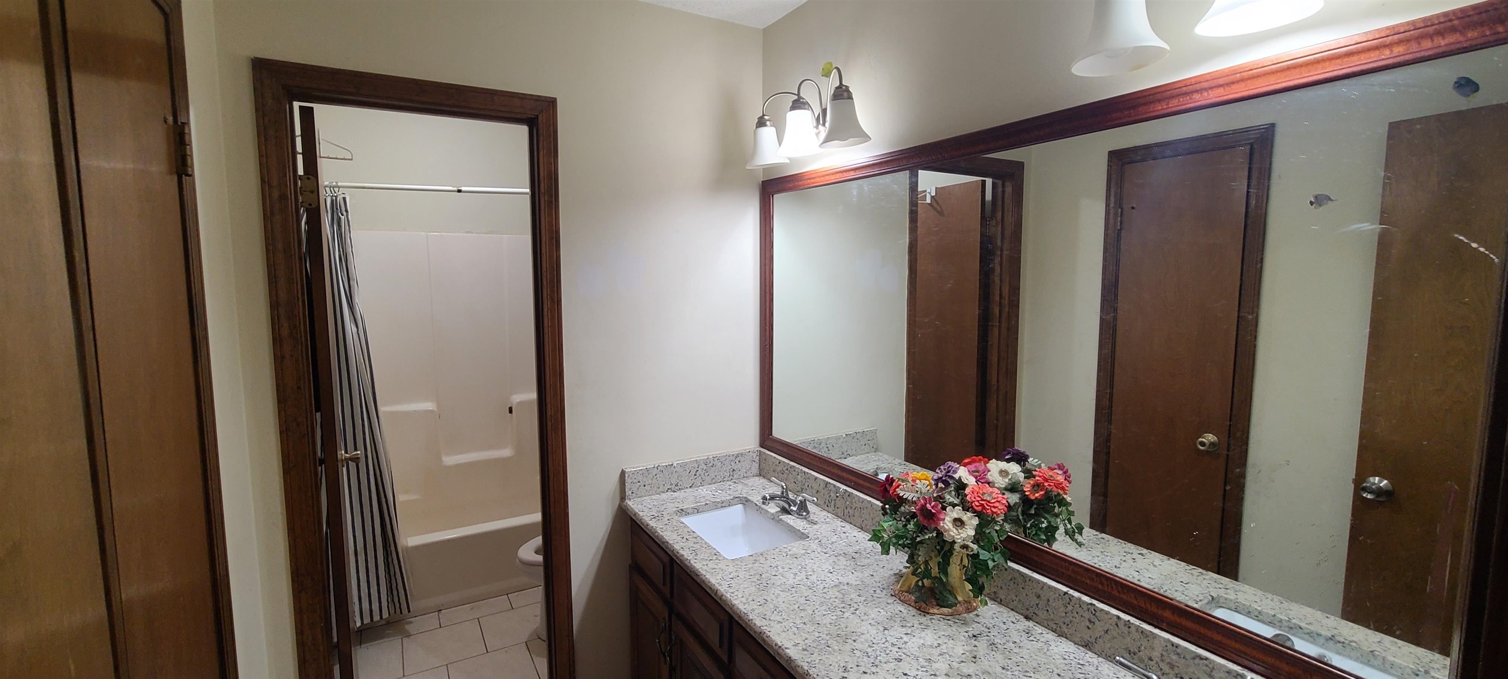 137 Lakeview Loop Daphne, AL 36526 - Photo 13 of 18 Upstairs Bathroom