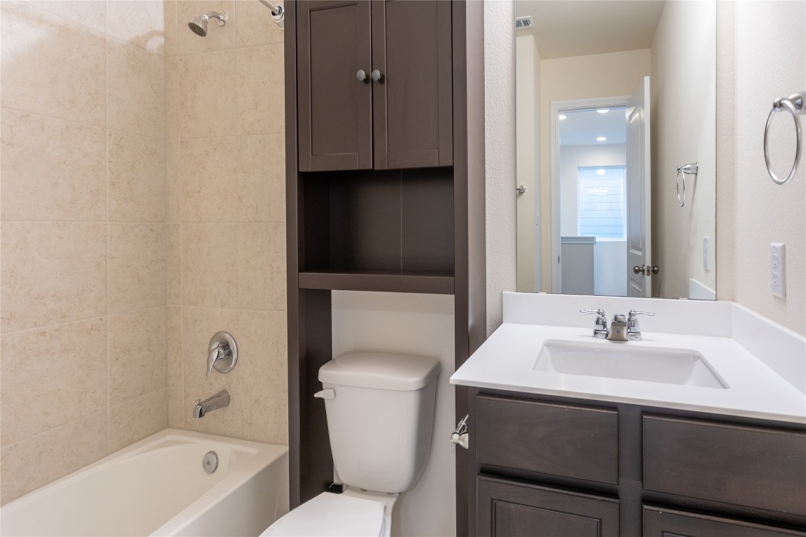 17927 Papaveri Way Pflugerville, TX 78660 - Photo 17 of 26 Upstairs full bathroom