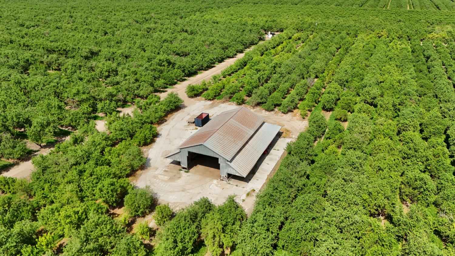 4866 East Roosevelt Road Chowchilla, CA 93610 - Photo 23 of 30 Large barn for storage.