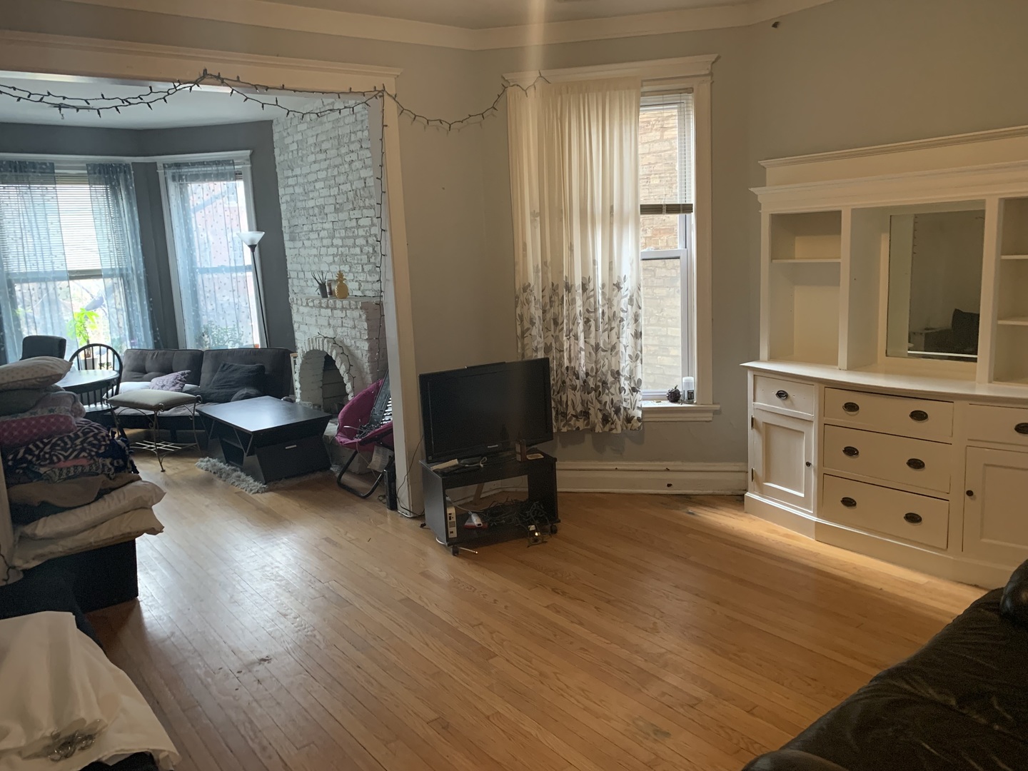 Undisclosed Address Chicago, IL 60613 - Photo 2 of 5 a living room with furniture a wooden floor and a flat screen tv