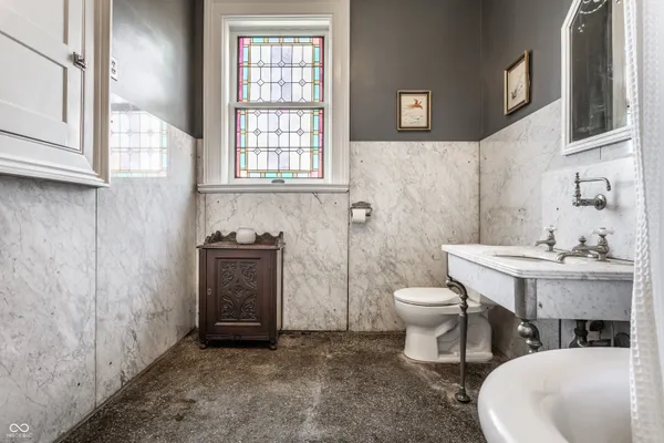 $749,995 | 825 East Washington Street, Muncie, IN 47305