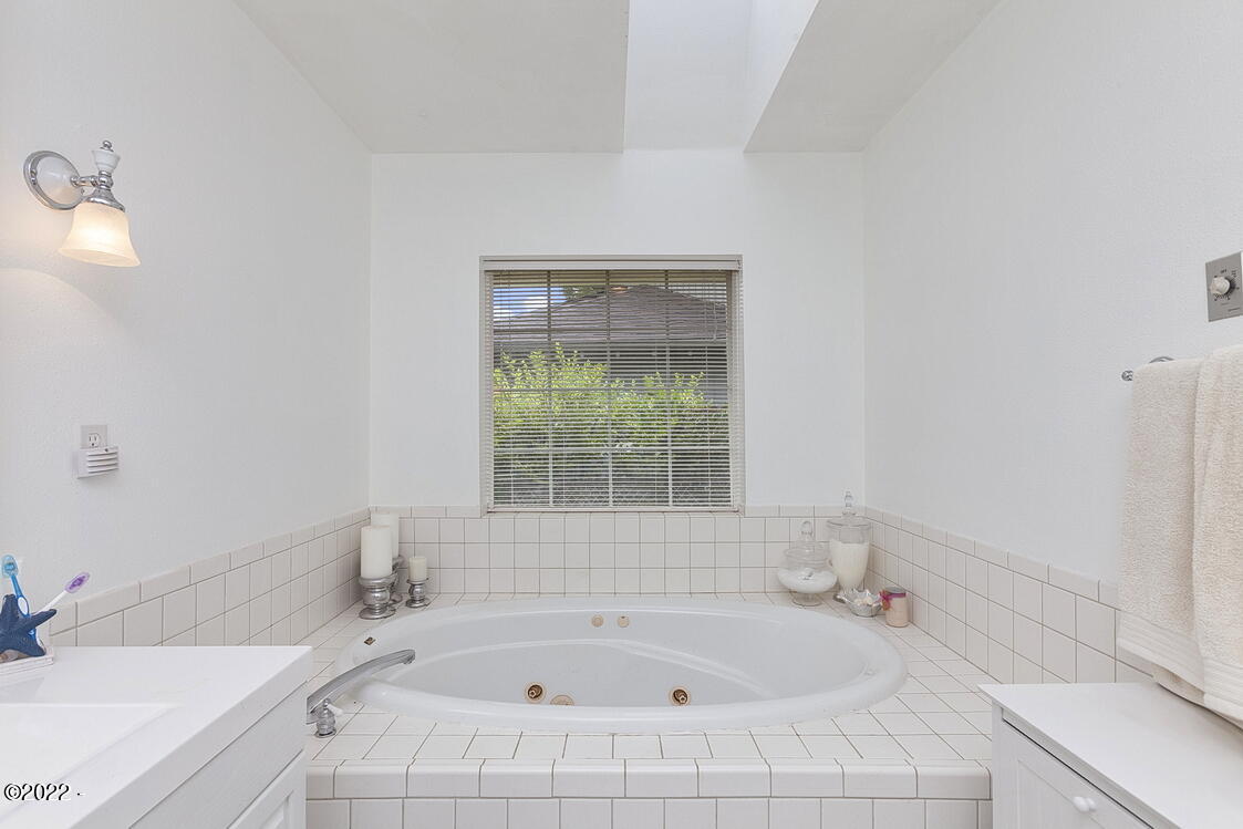 2450 Southwest Fairway Circle Waldport, OR 97394 - Photo 17 of 30 Main Bathroom