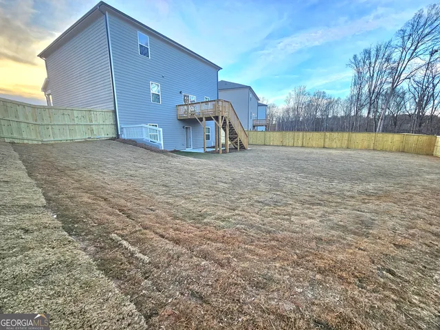 a view of a backyard