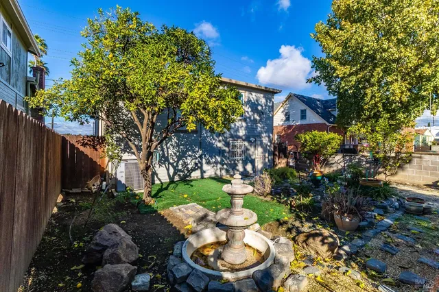 a view of a backyard