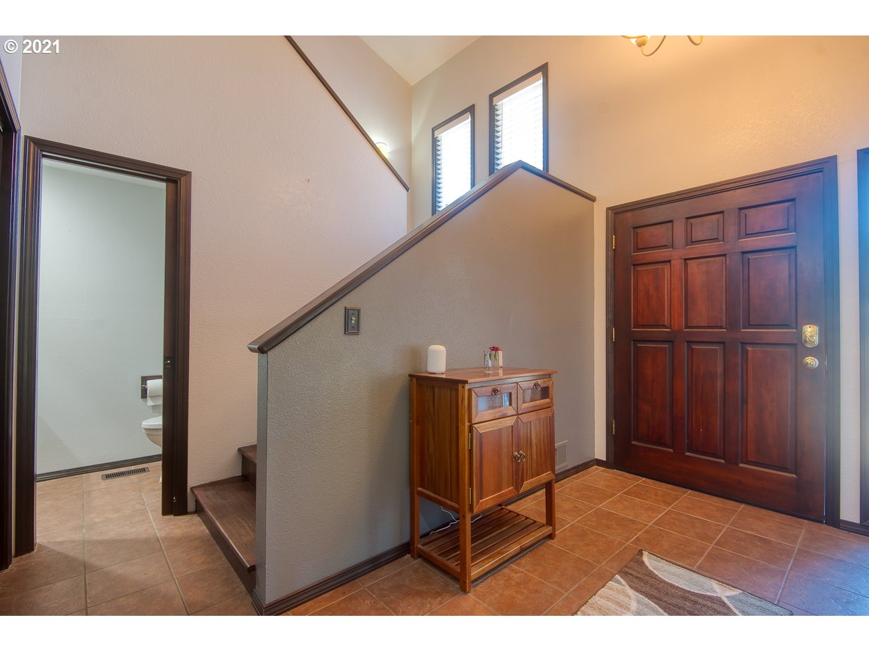 1845 Oak Street North Bend, OR 97459 - Photo 14 of 31 a bathroom with a toilet