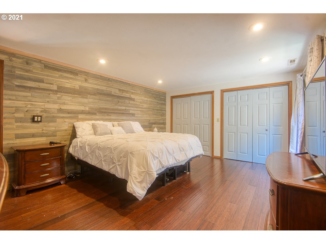 1845 Oak Street North Bend, OR 97459 - Photo 15 of 31 a workspace with cabinets