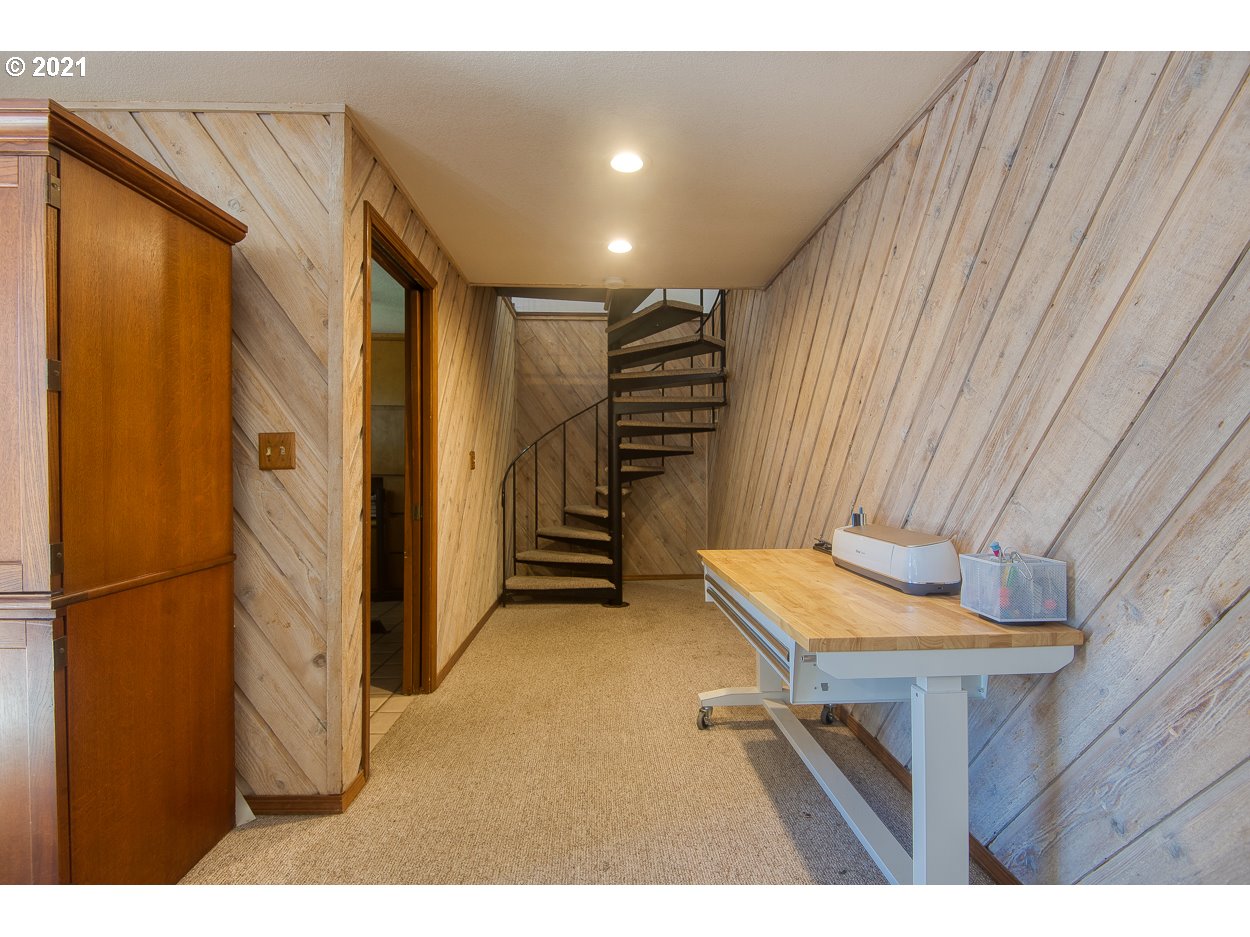 1845 Oak Street North Bend, OR 97459 - Photo 23 of 31 a view of entryway
