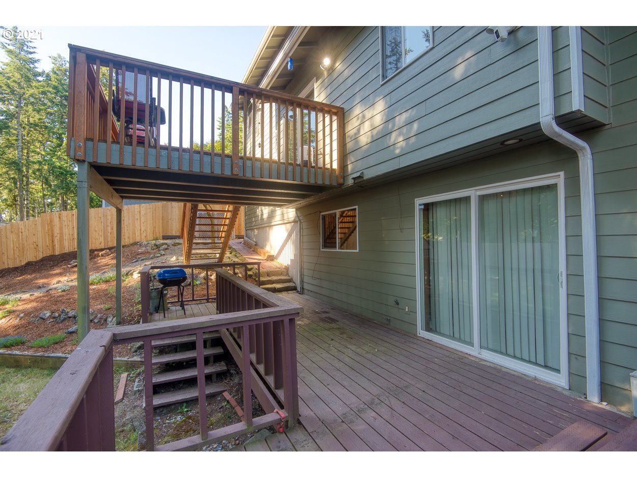 1845 Oak Street North Bend, OR 97459 - Photo 25 of 31 a view of a chairs and table on the wooden floor