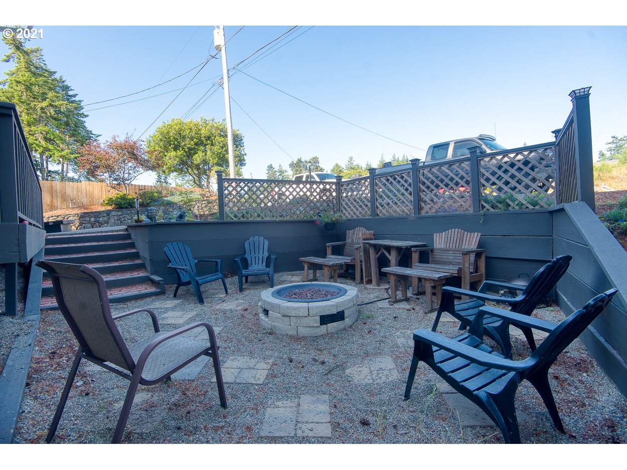 1845 Oak Street North Bend, OR 97459 - Photo 5 of 31 a view of a terrace