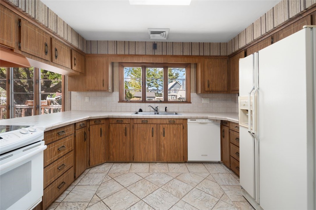 65 Randall Street Cranston, RI 02920 - Photo 17 of 50