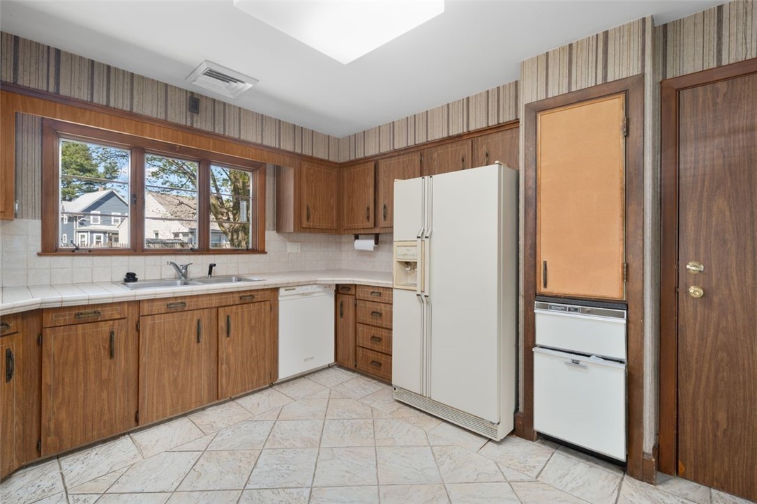 65 Randall Street Cranston, RI 02920 - Photo 18 of 50