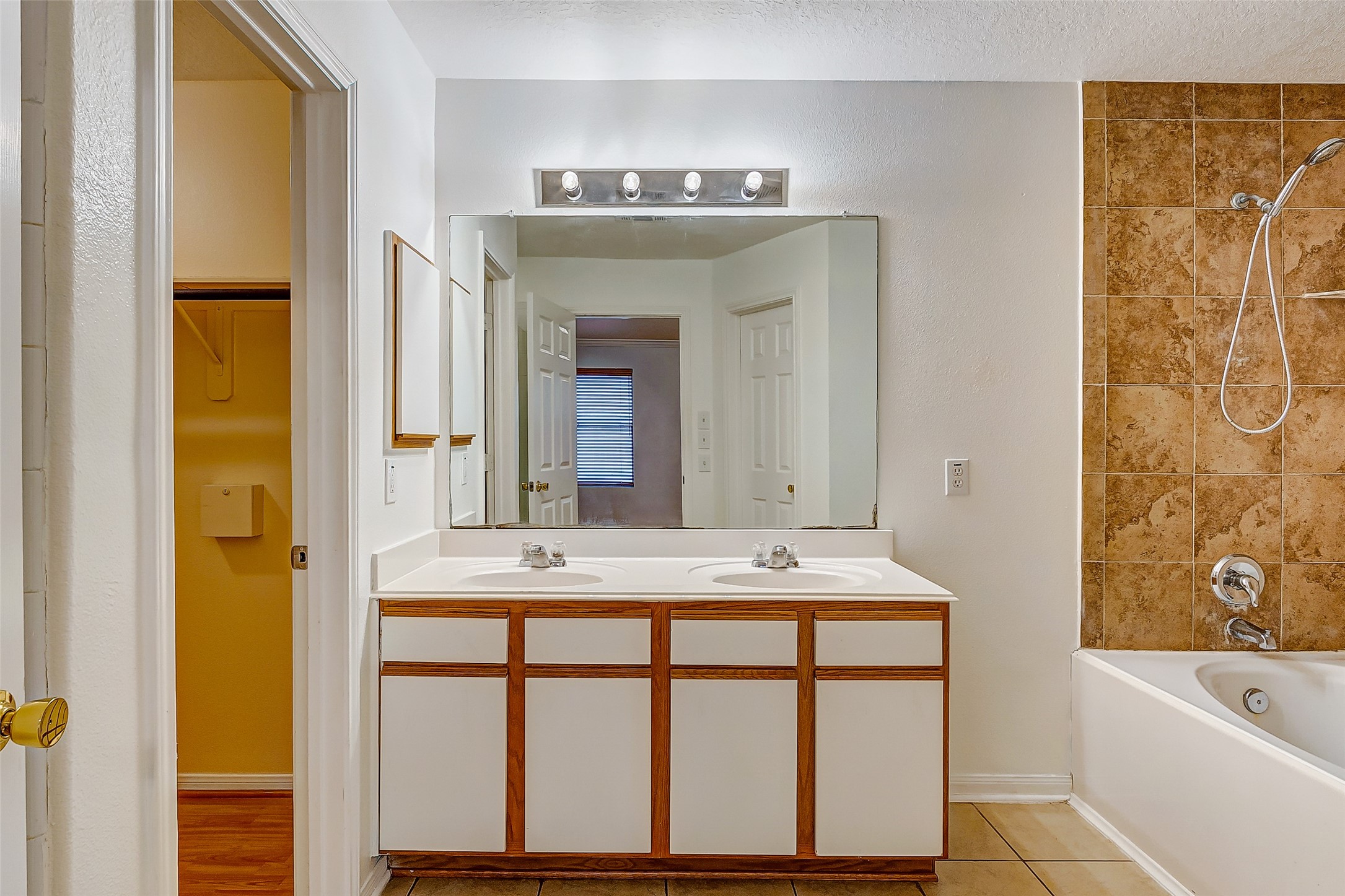 3238 Clipper Winds Way Houston, TX 77084 - Photo 16 of 21 Primary en-suite has a tub and dual sinks.