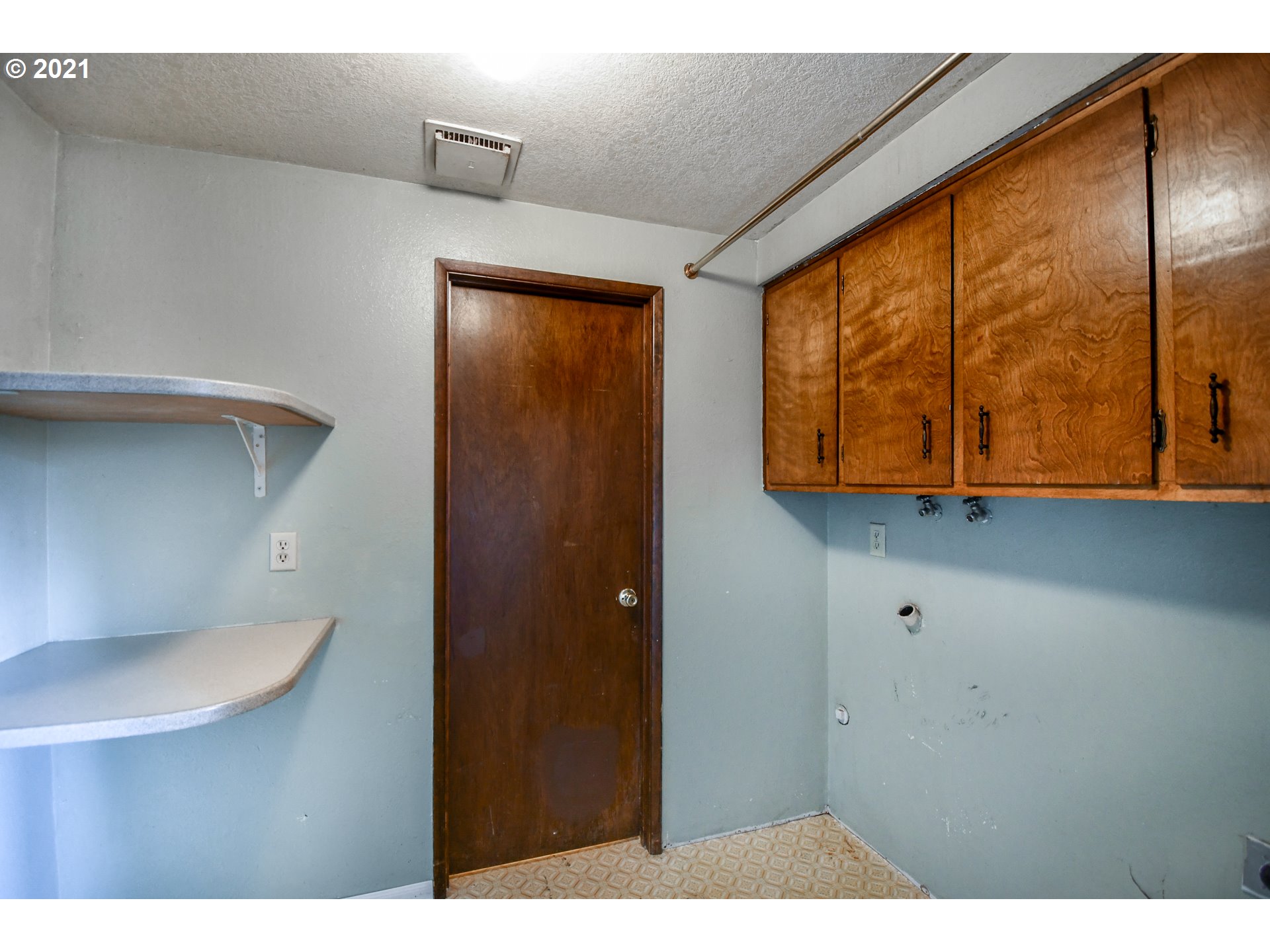 5231 G Street Springfield, OR 97478 - Photo 11 of 17 a view of an empty room with wooden floor and windows