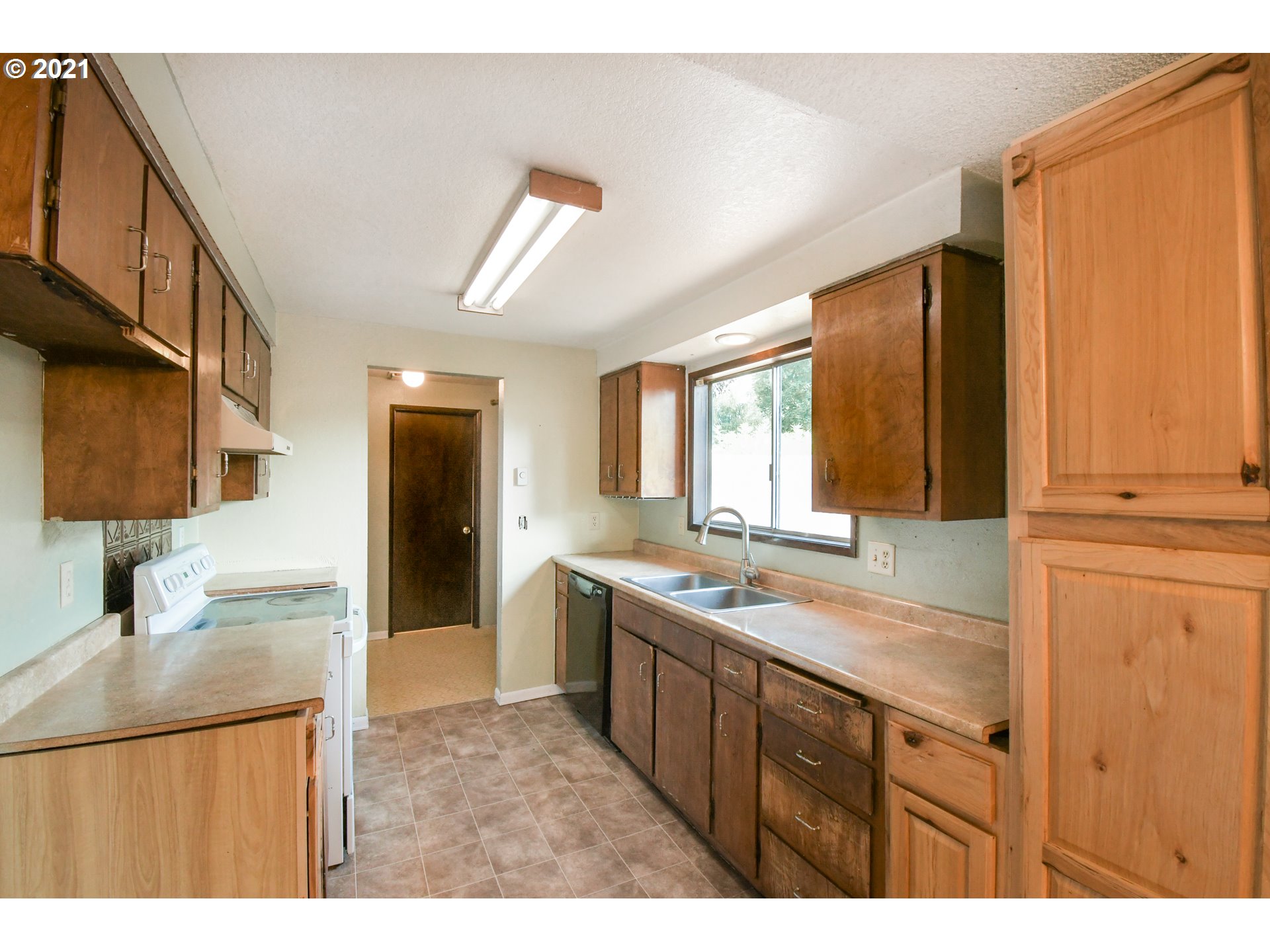 5231 G Street Springfield, OR 97478 - Photo 5 of 17 a bathroom with a sink a mirror and a bathtub