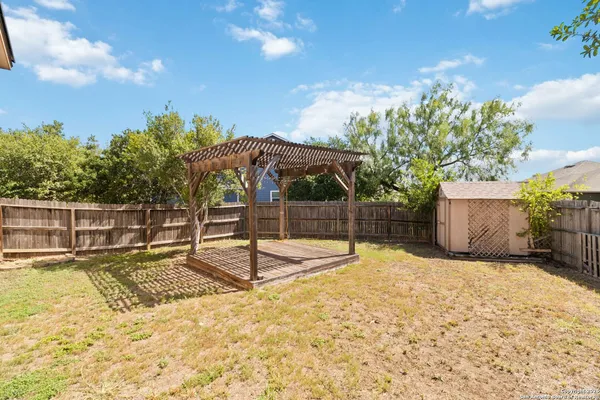 a view of a backyard