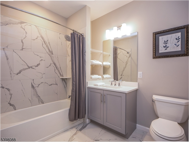 663 Springfield Avenue, Unit 53 Berkeley Heights, NJ 07922 - Photo 8 of 14 a bathroom with a toilet sink and bathtub