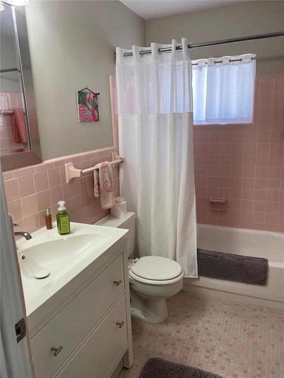 8455 112th Street North, Unit 212 Seminole, FL 33772 - Photo 12 of 21 a bathroom with a sink a toilet and bathtub