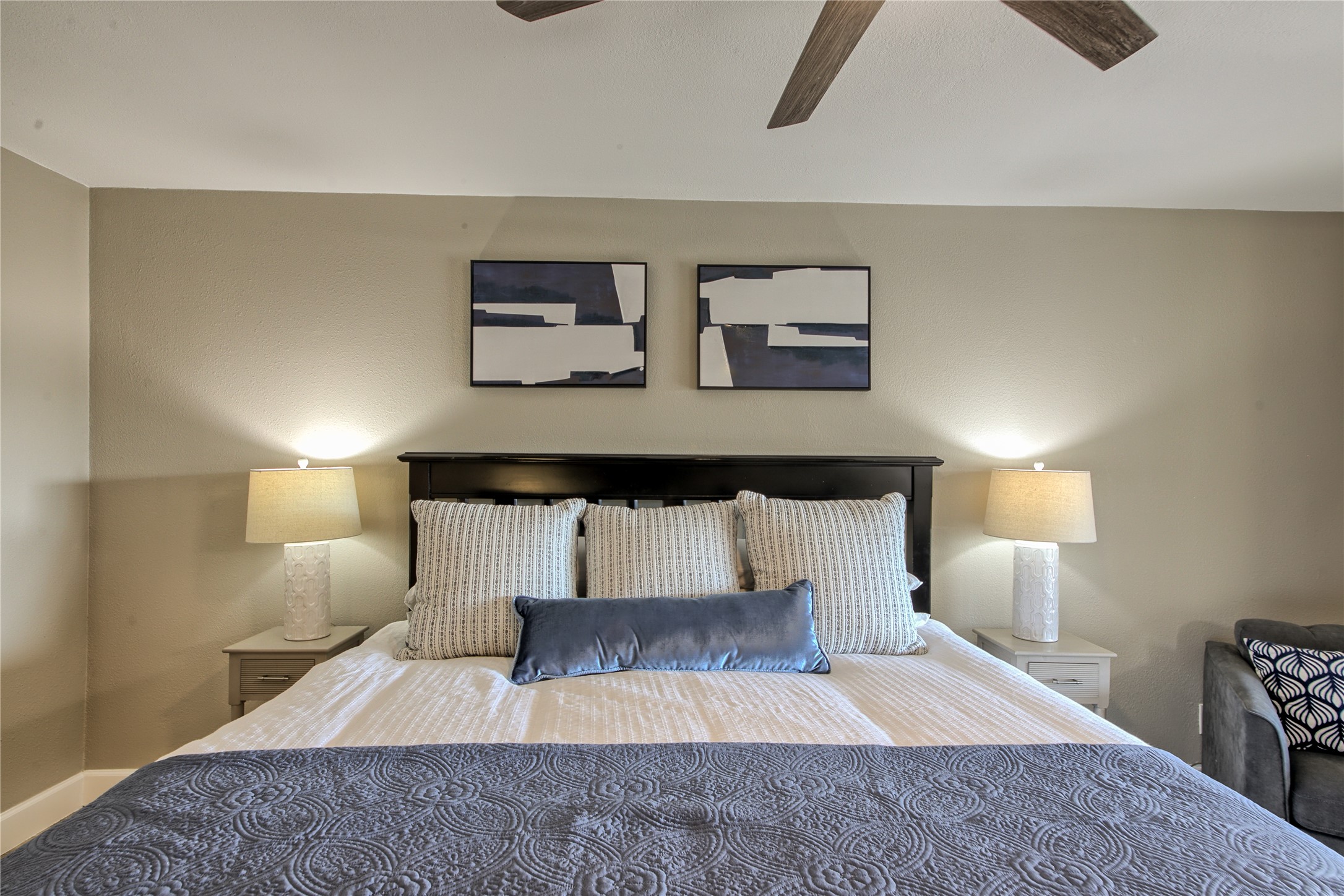 157 Comanche Point Leander, TX 78645 - Photo 29 of 36 a bedroom with a bed and lamp