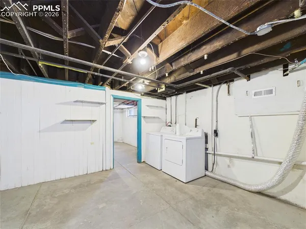 a view of utility room