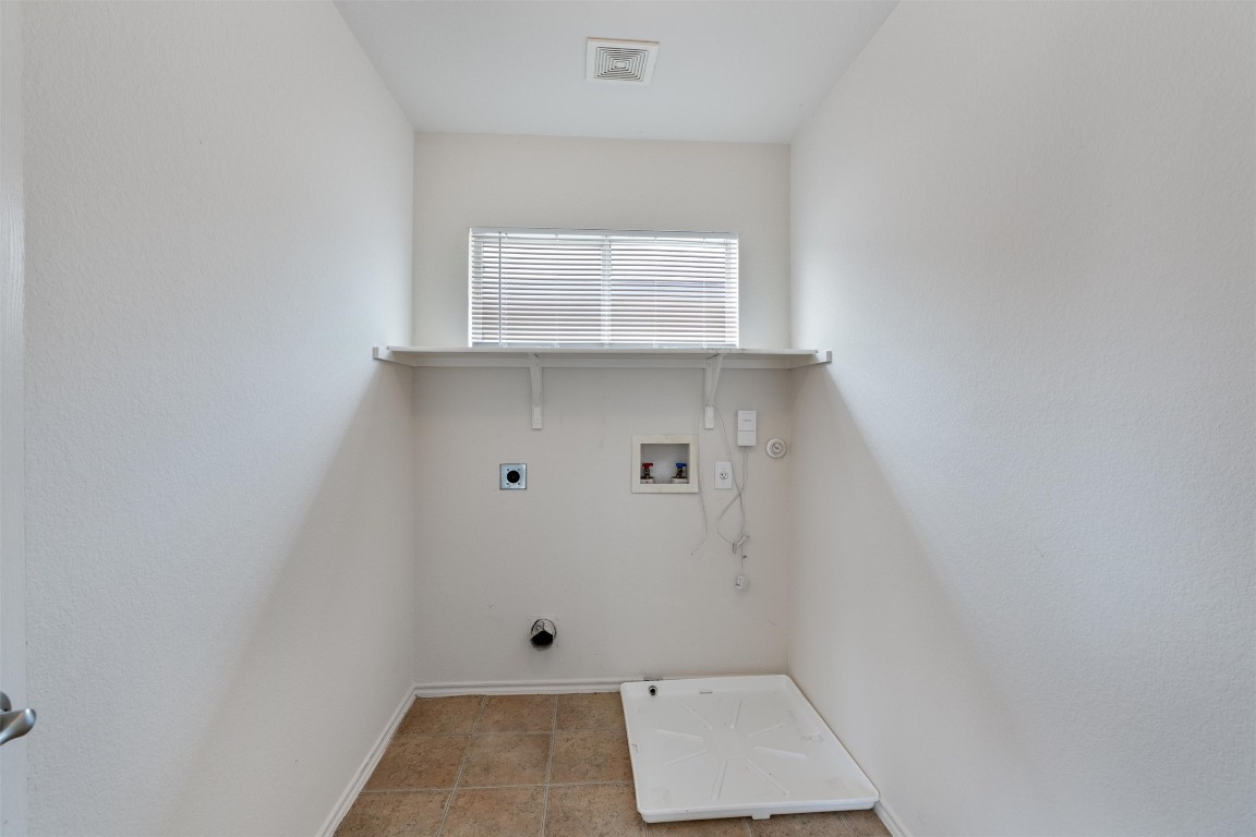 7432 Cayenne Lane Austin, TX 78741 - Photo 19 of 30 an empty room with a window