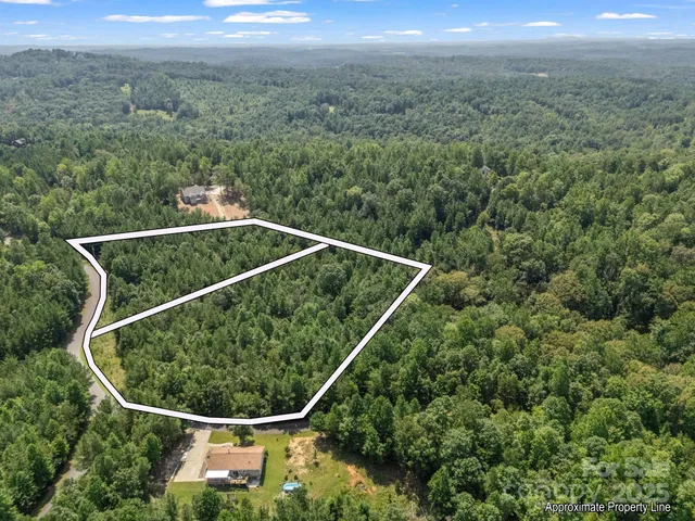 a view of a back yard