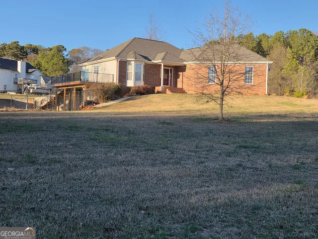 a view of a yard in front of house